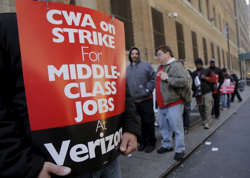 © Reuters. Members of the CWA picket in front of Verizon Communications Inc. corporate offices during a strike in New York