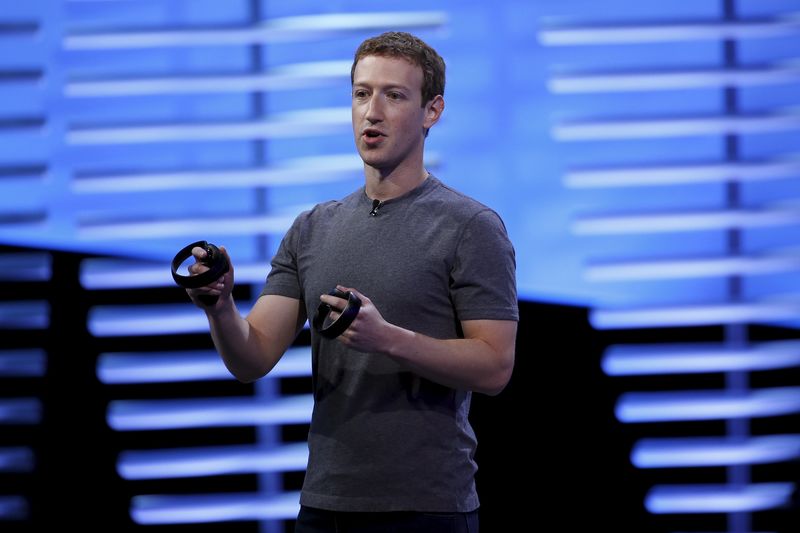 © Reuters. Facebook CEO Mark Zuckerberg holds a pair of the touch controllers for the Oculus Rift virtual reality headsets during the Facebook F8 conference in San Francisco, California
