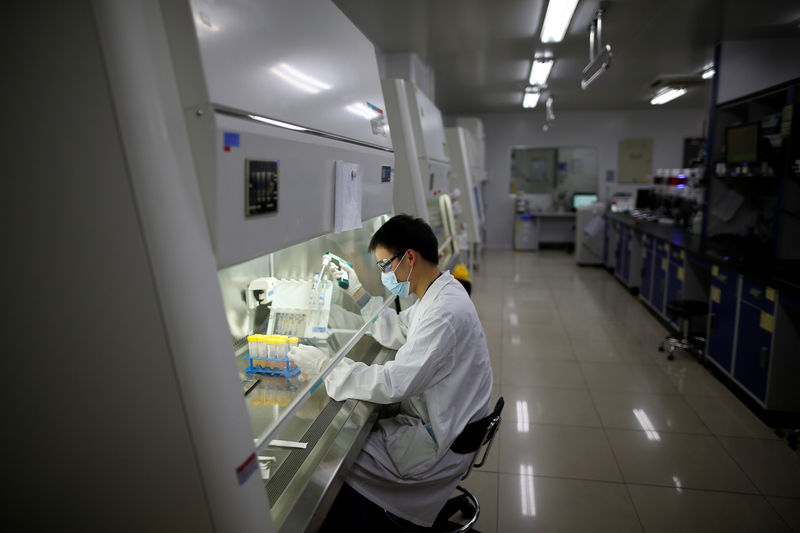 © Reuters. A researcher works at a laboratory of WuXi AppTec in Shanghai