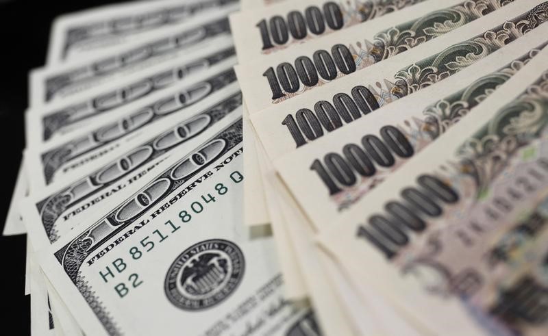 © Reuters. A picture illustration shows U.S. 100 dollar bank notes and Japanese 10,000 yen notes taken in Tokyo