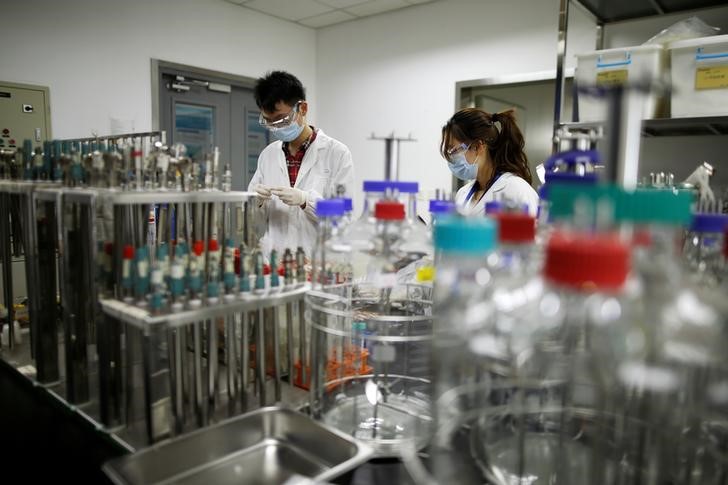 © Reuters. Researchers work at a laboratory of WuXi AppTec in Shanghai