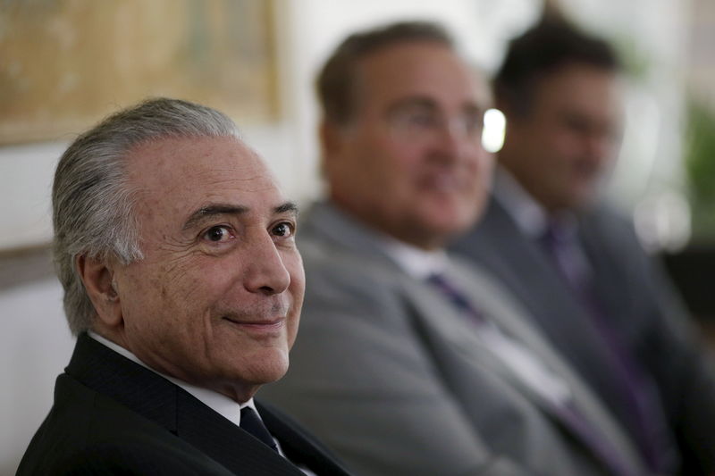 © Reuters. Brazil's Vice President Temer looks on near President of the Brazilian Senate Renan Calheiros and Opposition Senator Aecio Neves of the Brazilian Social Democracy Party (PSDB) during a meeting in Brasilia