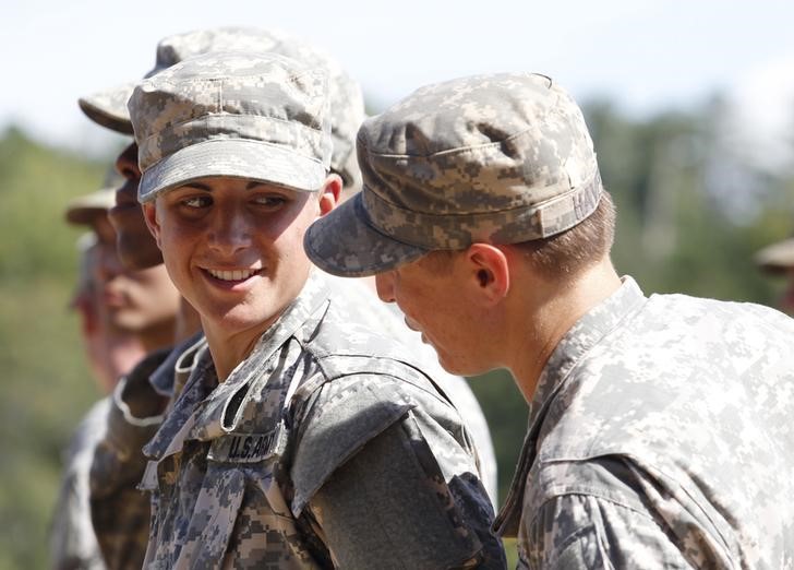 © Reuters. كريستن جريست تصبح أول ضابطة بسلاح المشاة في الجيش الامريكي