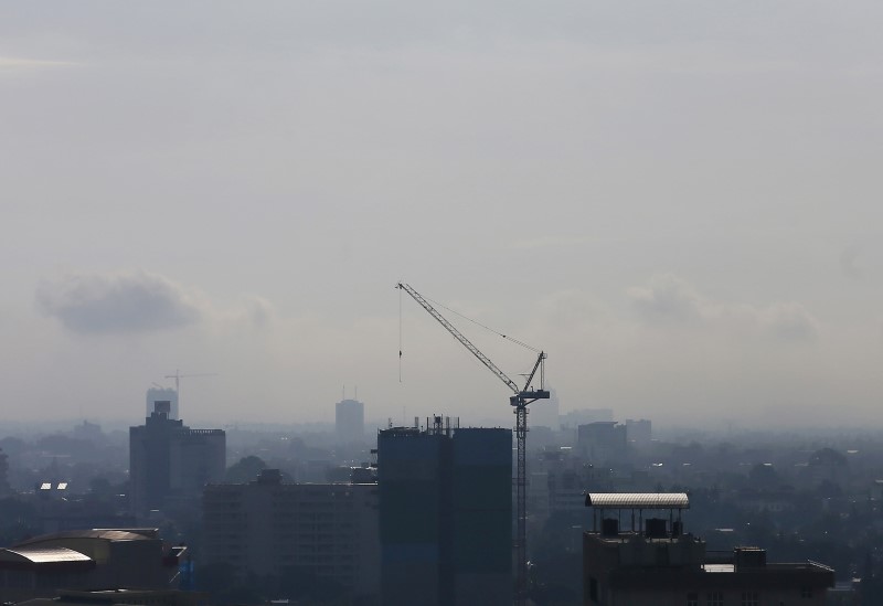 © Reuters. Crane is seen at the construction site of an apartment building in Colombo, Sri Lanka