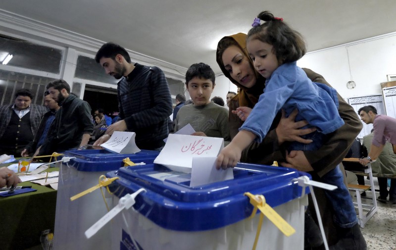 © Reuters. الايرانيون يبدأون الادلاء بأصواتهم في جولة الاعادة بالانتخابات البرلمانية