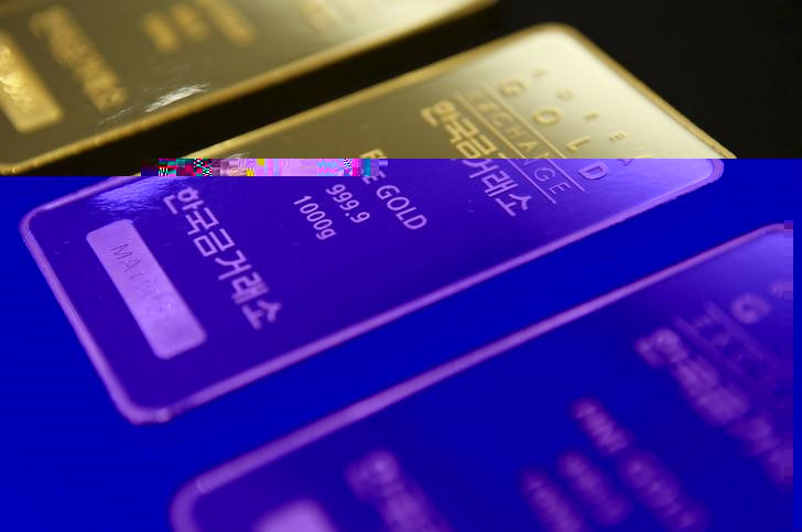 © Reuters. ضعف الدولار يدفع الذهب لأعلى مستوى في 7 أسابيع والفضة لأعلى ذروة في 15 شهرا