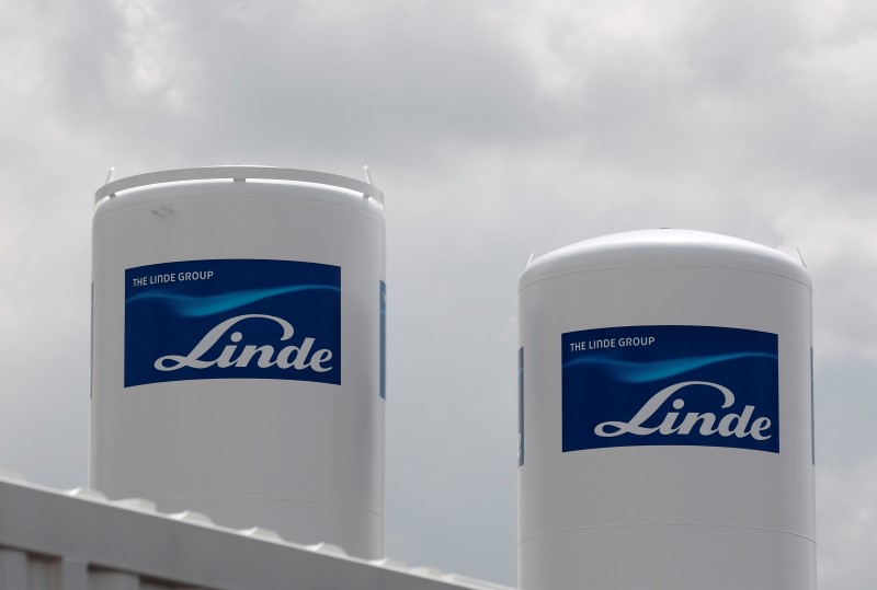 © Reuters. The logos of German industrial gases maker Linde are pictured at a factory in Vienna