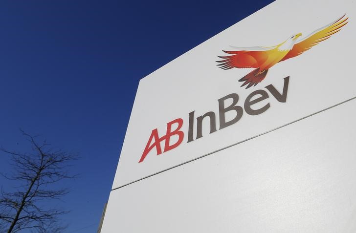 © Reuters. The logo of Anheuser-Busch InBev is pictured outside the brewer's headquarters in Leuven