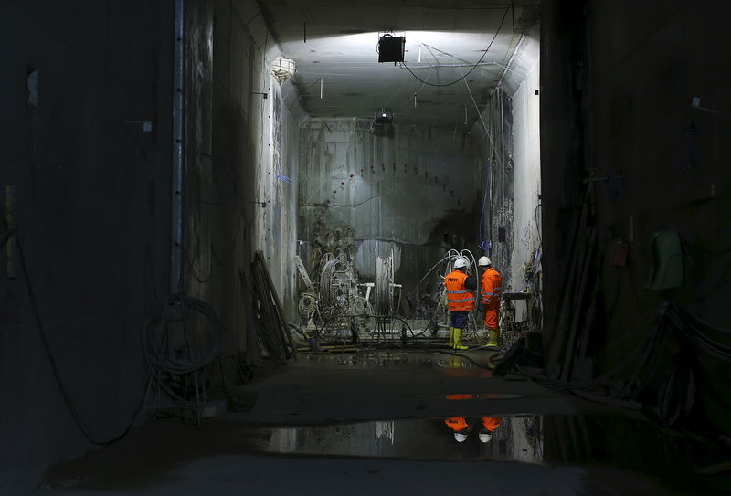 © Reuters. Workers are seen at the site of a metro railway tunnel under construction at the "Roma Metropolitane" near St Giovanni Basilica in Rome