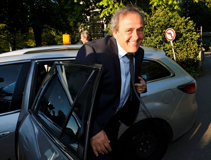 © Reuters. UEFA President Michel Platini arrives for a hearing at the Court of Arbitration for Sport (CAS) in an appeal against FIFA's ethics committee's ban, in Lausanne, Switzerland