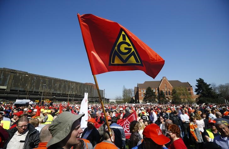 © Reuters. Steel workers of Germany's industrial conglomerate ThyssenKrupp AG and IG Metall union members demonstrate for higher wages in Duisburg