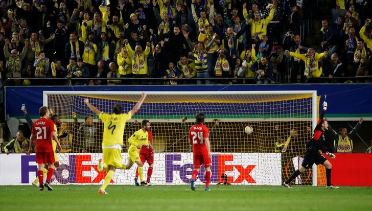 © Reuters. El Villarreal gana al Liverpool y el Sevilla empata en semis de Europa League