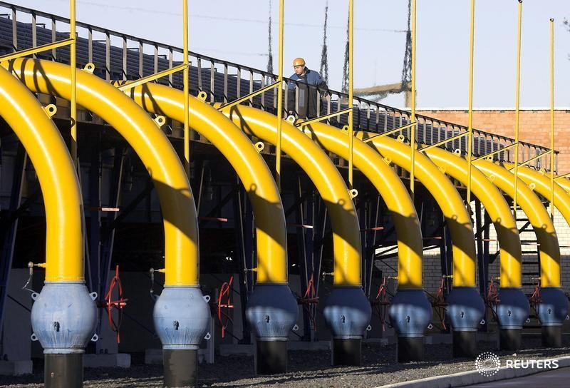 © Reuters. Рабочий проверяет трубы на газокомпрессорной станции газопровода Ямал-Европа