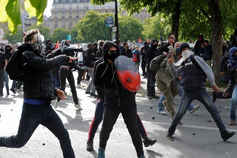 © Reuters. شرطة باريس تحتجز العشرات بعد أعمال عنف مساء الخميس