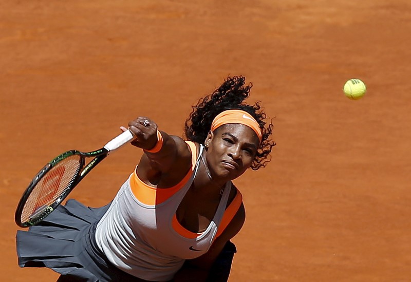 © Reuters. Serena Williams of the U.S. serves the ball to Carla Suarez Navarro of Spain during their match at the Madrid Open tennis tournament in Madrid, Spain