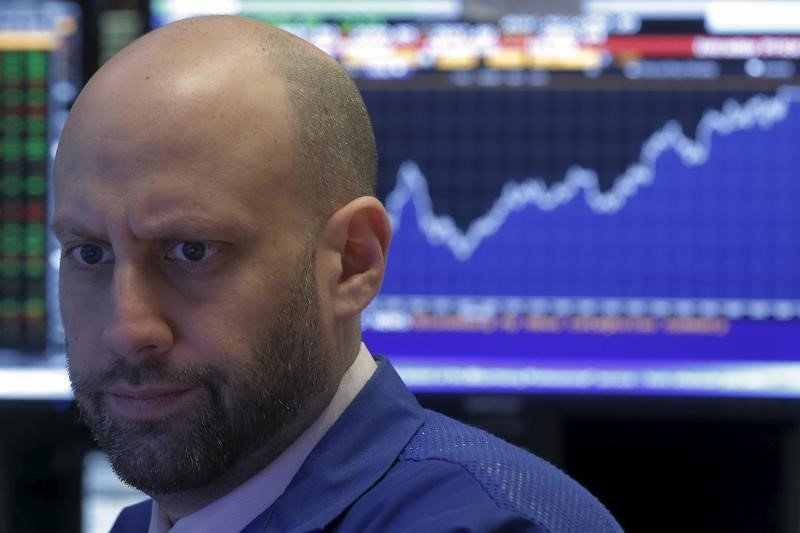 © Reuters. Traders work on the floor of the NYSE 