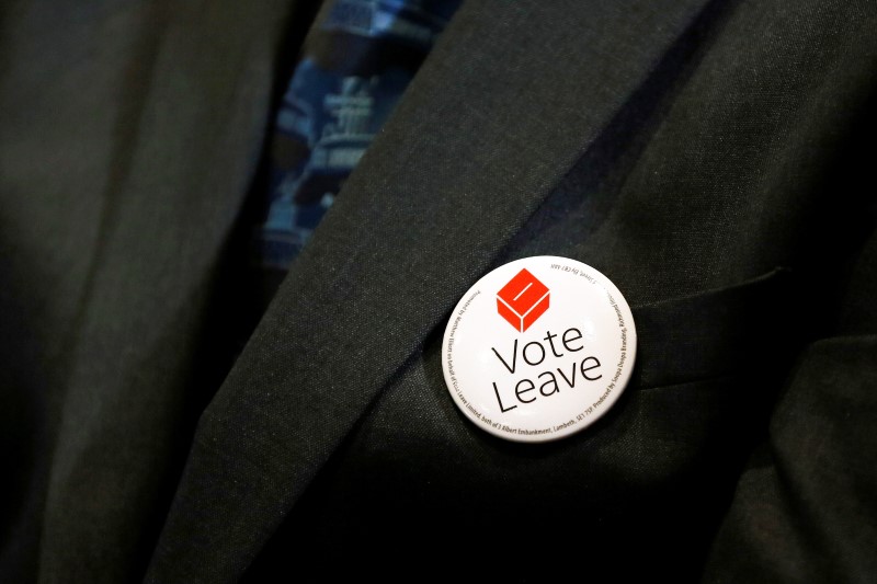 © Reuters. A man wears a Vote Leave badge during the launch of the EU referendum Women campaign for Britain, in London