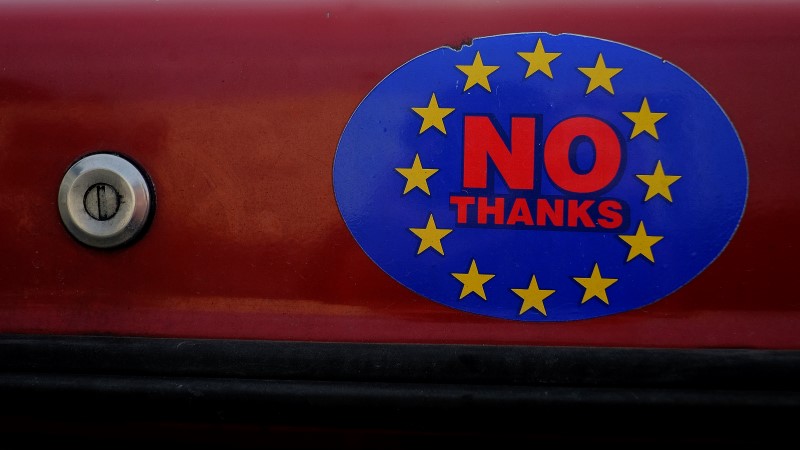 © Reuters. A car sticker with a logo encouraging people to leave the EU is seen on a car, in Llandudno, Wales.