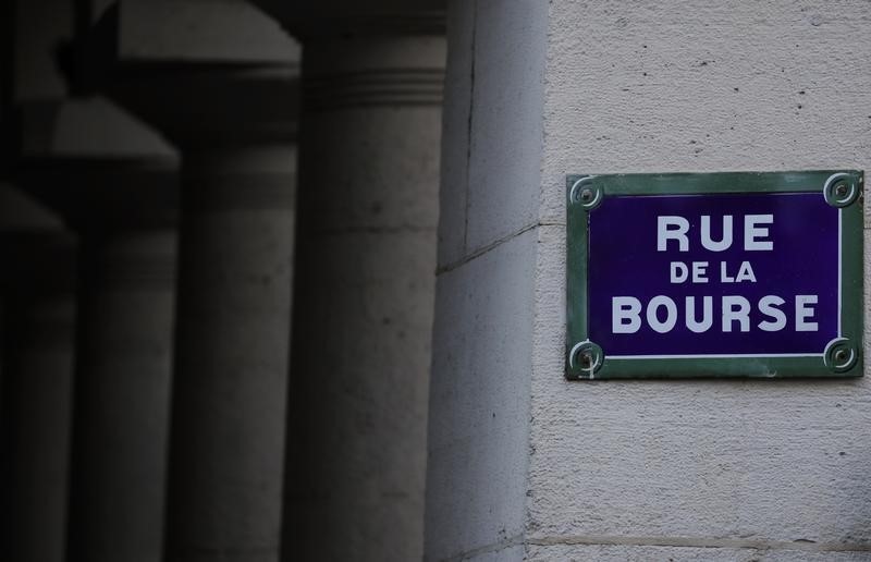 © Reuters. Parigi, Rue de la Bourse, antica sede del mercato azionario francese