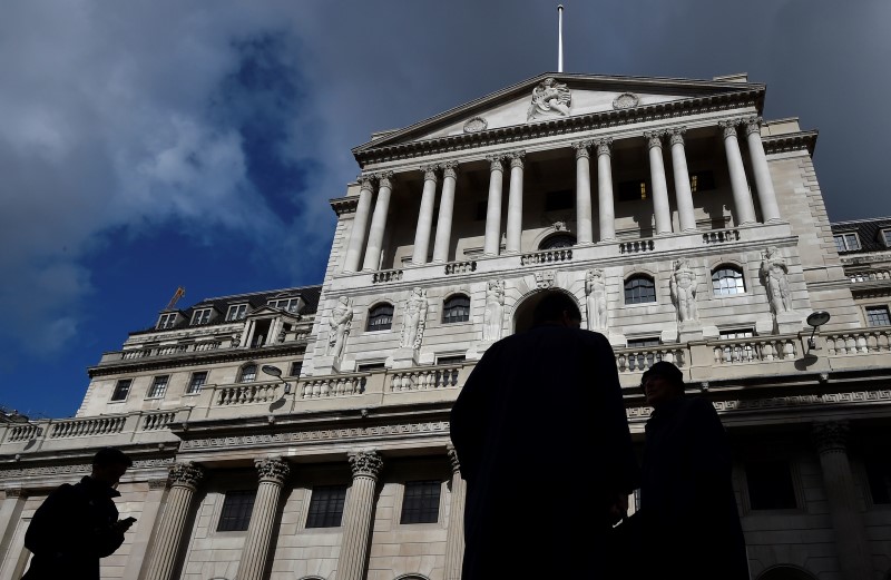 © Reuters. City workers walk past the Bank of England in the City of London, Britain