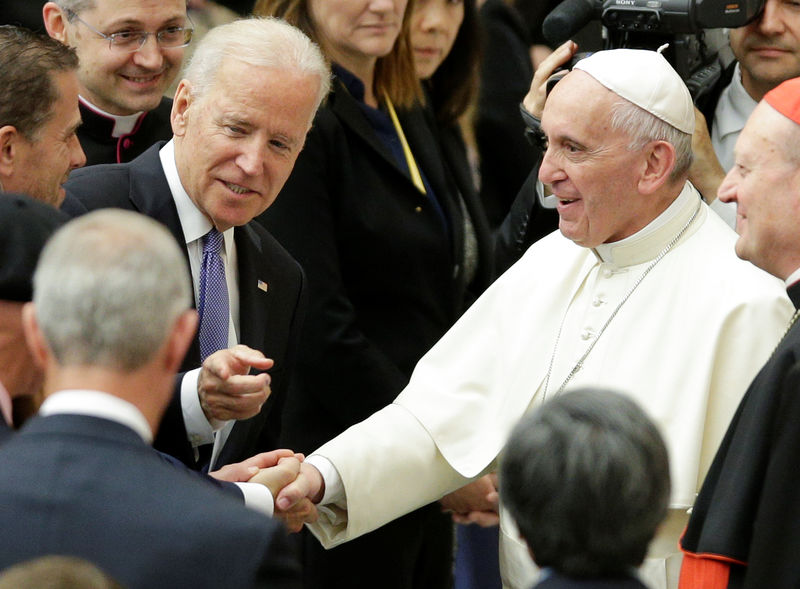 © Reuters. U.S. Vice President Biden talks with Pope Francis in Paul VI hall at the Vatican 