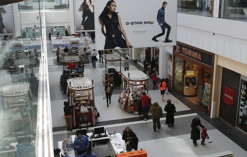 © Reuters. People are seen walking through Roosevelt Field shopping mall in Garden City, New York