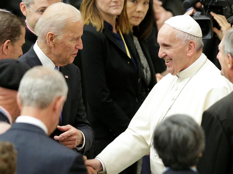 © Reuters. Vice-presidente dos Estados Unidos, Joe Biden, durante encontro com papa Francisco no Vaticano