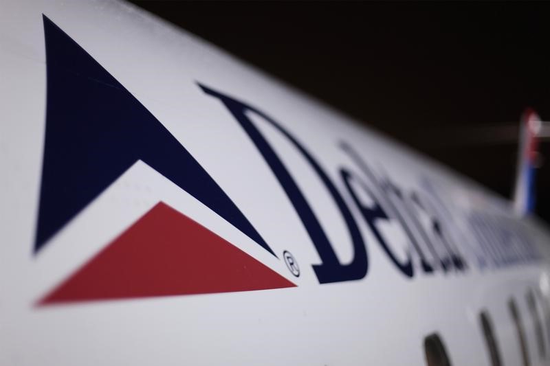 © Reuters. A Delta plane sits on a runway prior to takeoff at John F Kennedy International Airport in New York