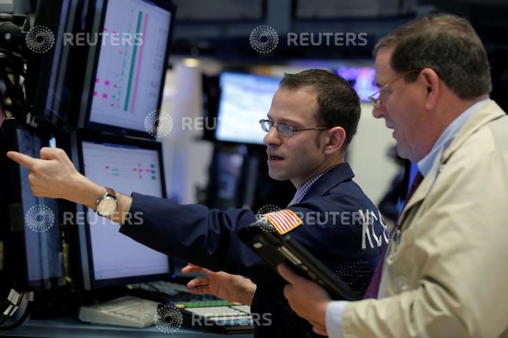 © Reuters. Traders work on the floor of the NYSE 