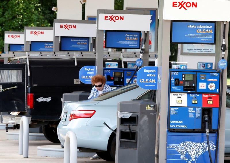 © Reuters. A motorist fills up at an Exxon service station in Burke