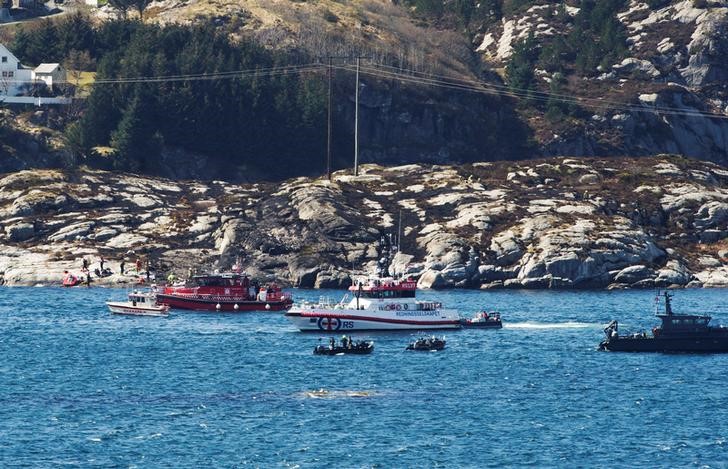 © Reuters. Спасатели на месте крушения вертолета у берегов Норвегии близ Бергена