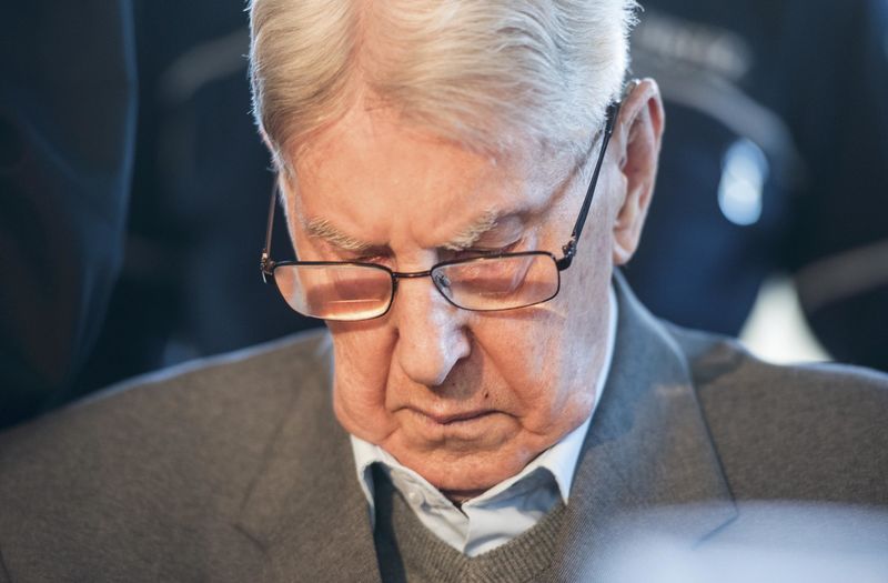 © Reuters. Ex-guarda de Auschwitz Reinhold Hanning durante julgamento em Detmold, Alemanha