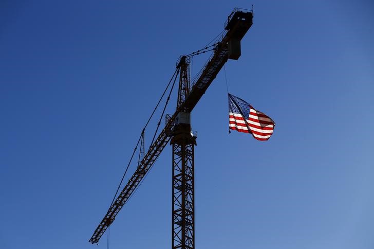 © Reuters. A crane flies an American flag over a construction site in downtown Los Angeles