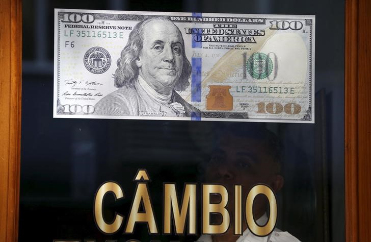 © Reuters. Nota de dólar vista em casa de câmbio no Rio de Janeiro