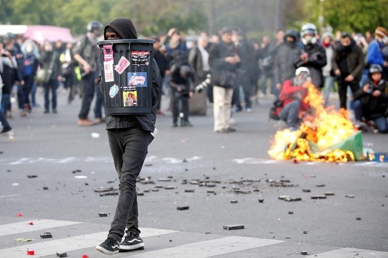 © Reuters. Arrestadas 27 personas en París por disturbios tras una jornada de protestas