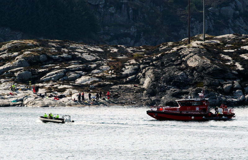 © Reuters. Rescuers work at a site where a helicopter has crashed west of the Norwegian city of Bergen