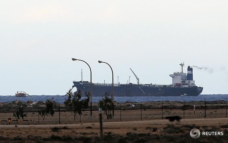 © Reuters. Танкер у нефтяного терминала  Эс-Сидр в Ливии