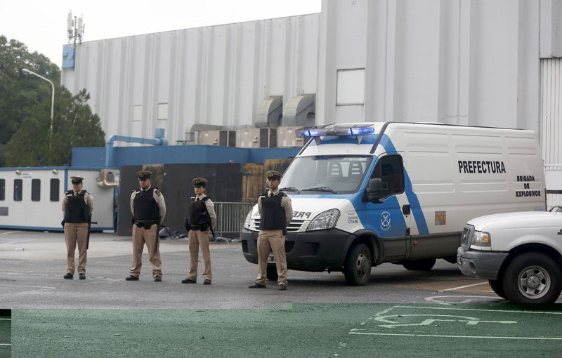 © Reuters. Policiais em local onde cinco jovens morreram durante festa rave em Buenos Aires