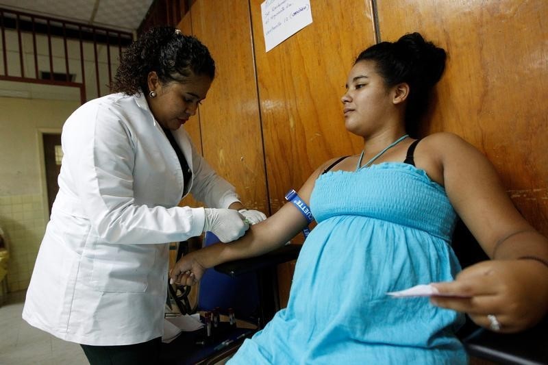 © Reuters. A nurse extracts blood from a pregnant woman as part of a general routine check at the maternity ward of the Hospital Escuela in Tegucigalpa