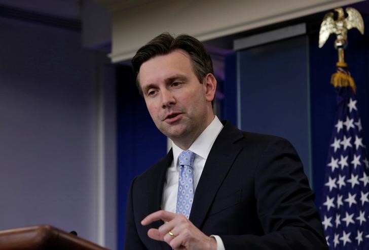 © Reuters. Josh Earnest fala na Casa Branca 