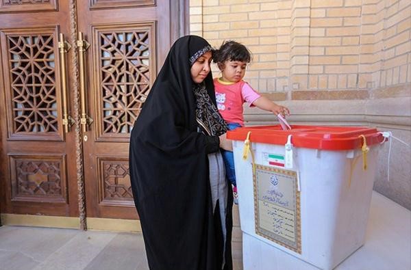 © Reuters. وسائل إعلام: مكاسب متواضعة للمعتدلين في جولة الإعادة بانتخابات إيران