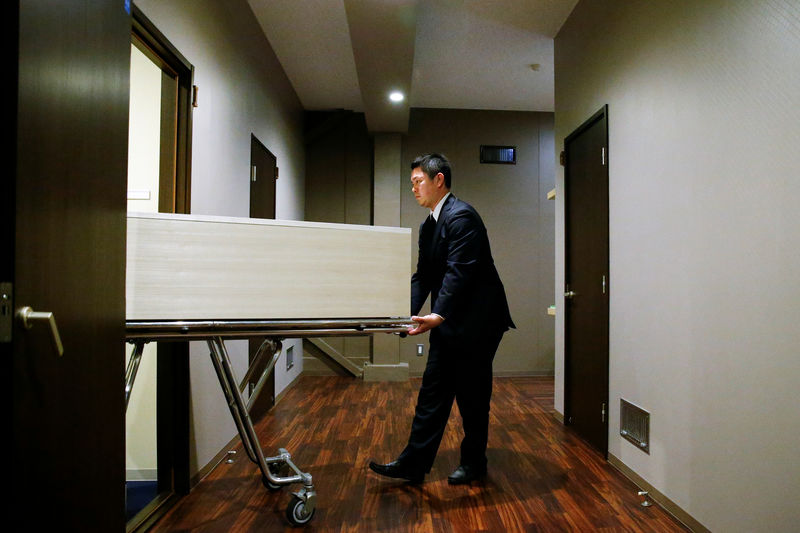 © Reuters. فنادق الجثث عمل يزدهر في اليابان وسط غضب بعض السكان