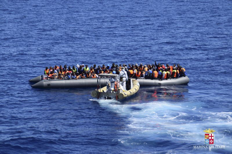 © Reuters. سفينة تجارية إيطالية تنقذ 26 مهاجرا قبالة سواحل ليبيا ومخاوف من فقد آخرين