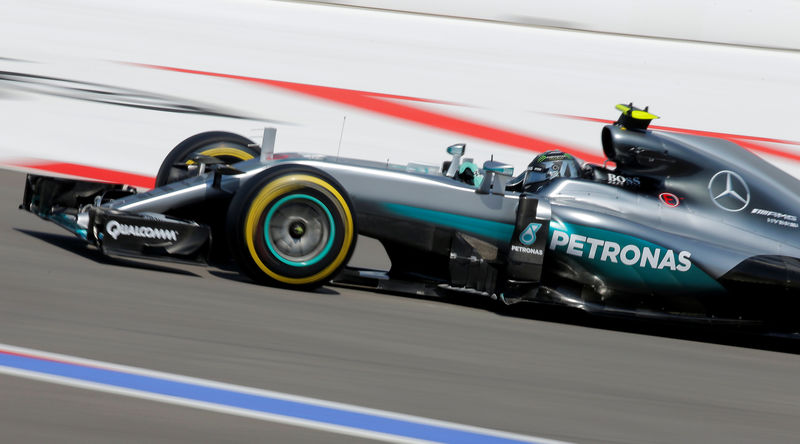 © Reuters. Rosberg logra la 'pole' en Rusia mientras Hamilton sufre una avería