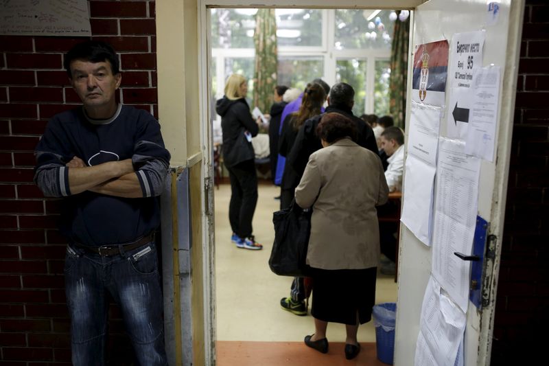 © Reuters. People wait in line to cast their votes at a polling station during elections in Belgrade