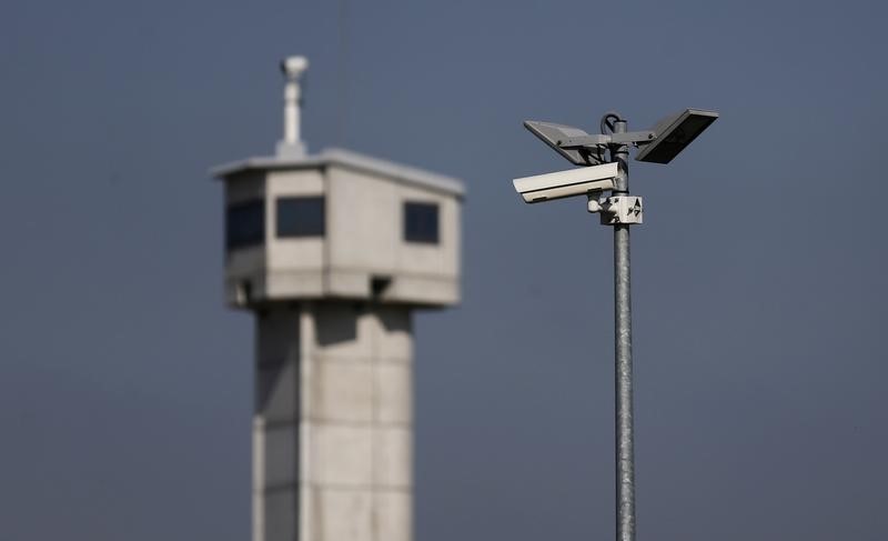 © Reuters. UN SURVEILLLANT PRIS EN OTAGE À LA PRISON DE RÉAU