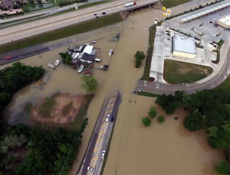 © Reuters. مقتل خمسة في فيضانات بولاية تكساس وطقس سيء يضرب وسط أمريكا
