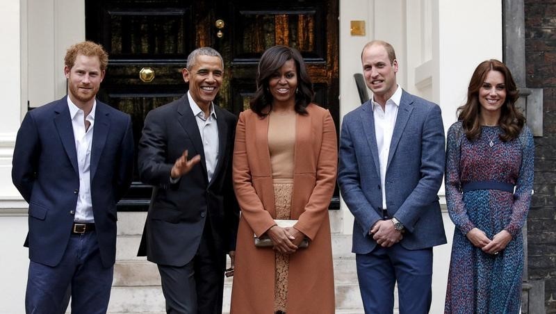 © Reuters. ملكة بريطانيا تروج مع أوباما وزوجته في فيديو لحدث رياضي خيري