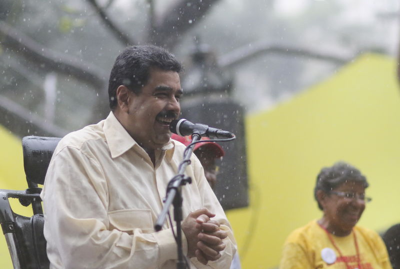 © Reuters. Venezuela's President Nicolas Maduro smiles as he speaks to supporters during a rally to celebrate the 206th anniversary of the Declaration of Independence in Caracas