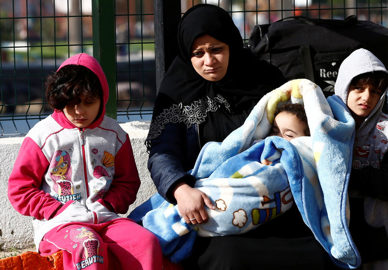 © Reuters. Migrants are pictured at a Turkish coastguard station after a failed attempt at crossing to the Greek island of Lesbos, in the Turkish coastal town of Dikili